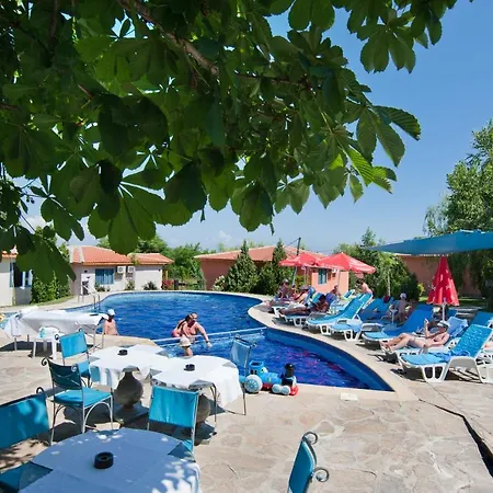 Merlin Club ホテル 3*